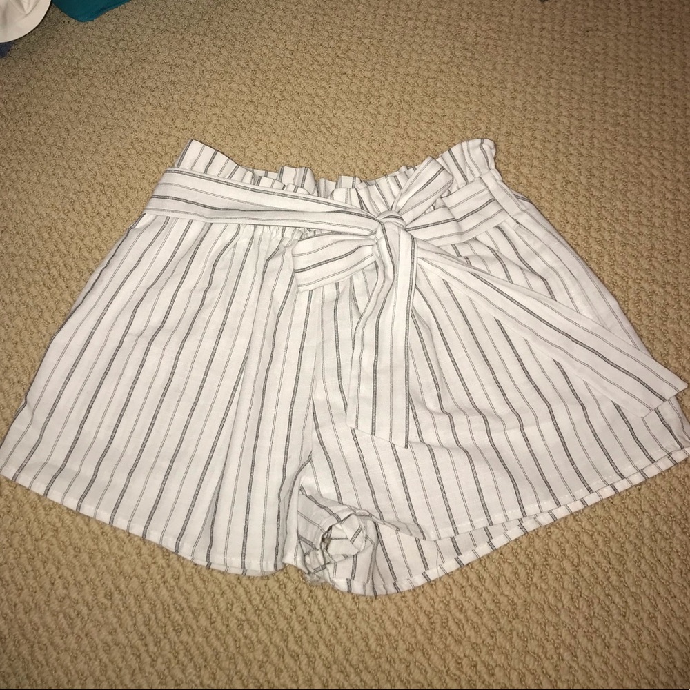 Paper Bag Style Linen shorts w/ Tie